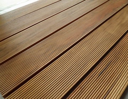 TEAK EVAPORATO CON FINITURA ANTISKID (ANTISCIVOLO) - LE TAVOLE SONO AL GREZZO IN QUESTA FOTO